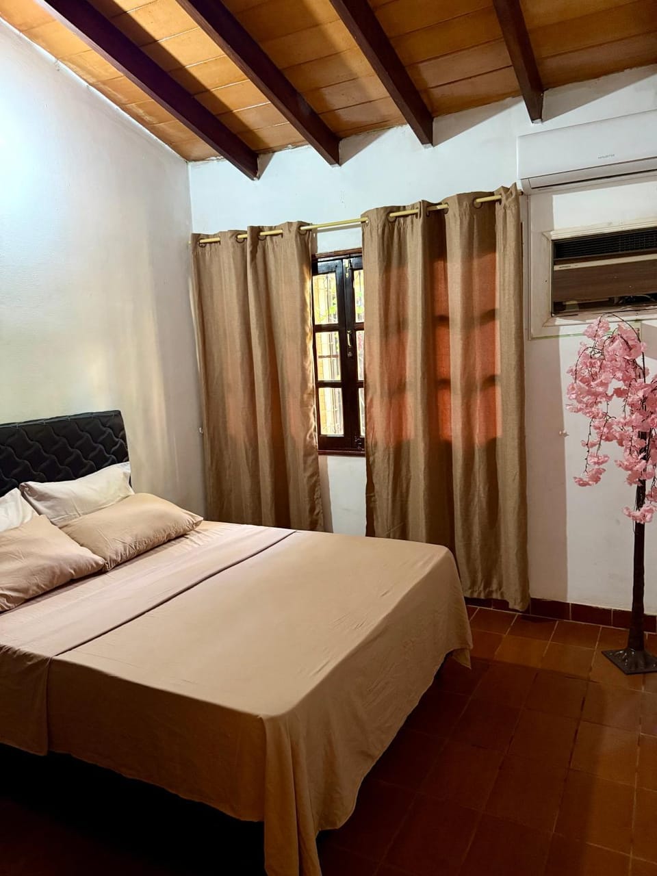 Bed, Photo of the whole room, Bedroom, air conditioner