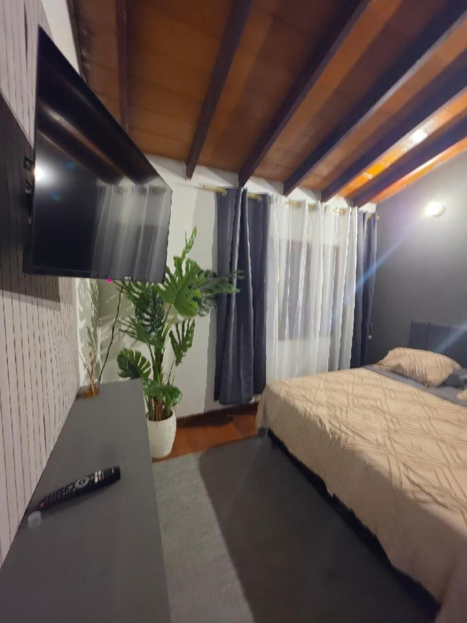Bed, TV and multimedia, Photo of the whole room, Bedroom