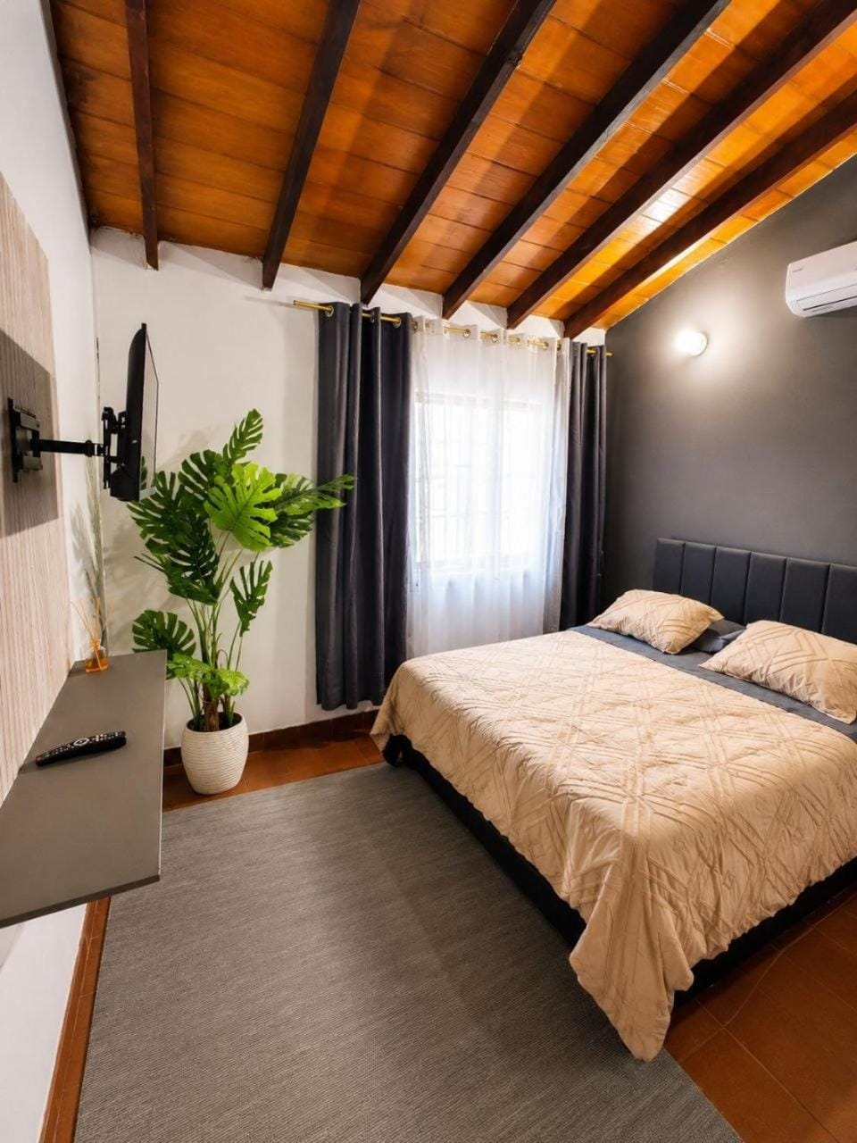 Bed, TV and multimedia, Photo of the whole room, Bedroom, air conditioner
