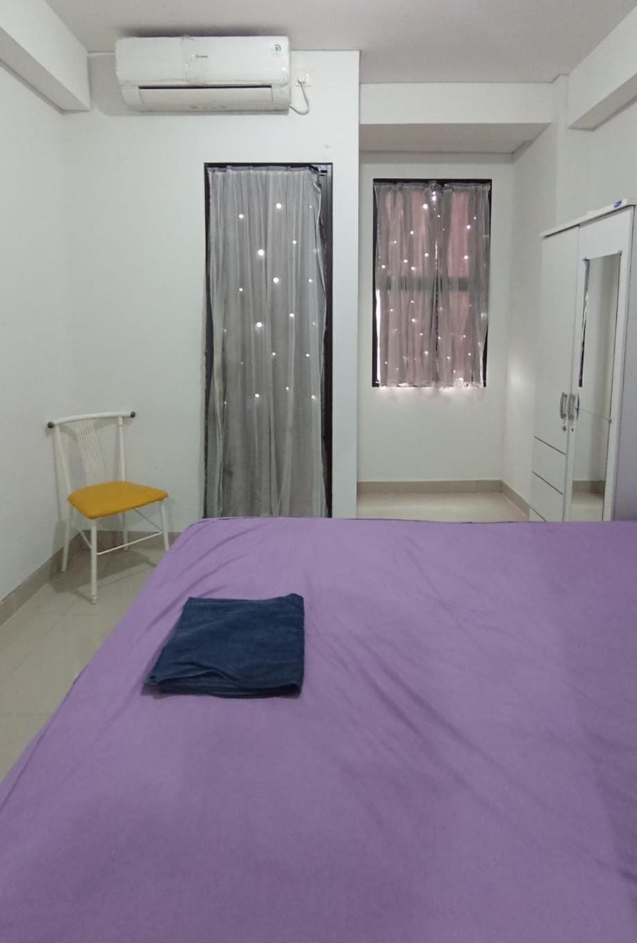Bed, Photo of the whole room, towels, air conditioner