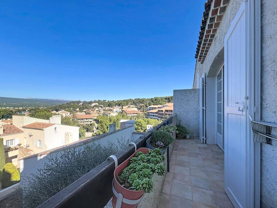 Charmant T2 Duplex avec Climatisation et Terrasse Proche de la Mer - FR-1-770-72 Apartment in La Cadière-d'Azur