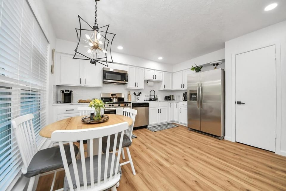 Stylish Katy Retreat 4BR Sleeps 10 Outdoor Escapre Villa in Houston