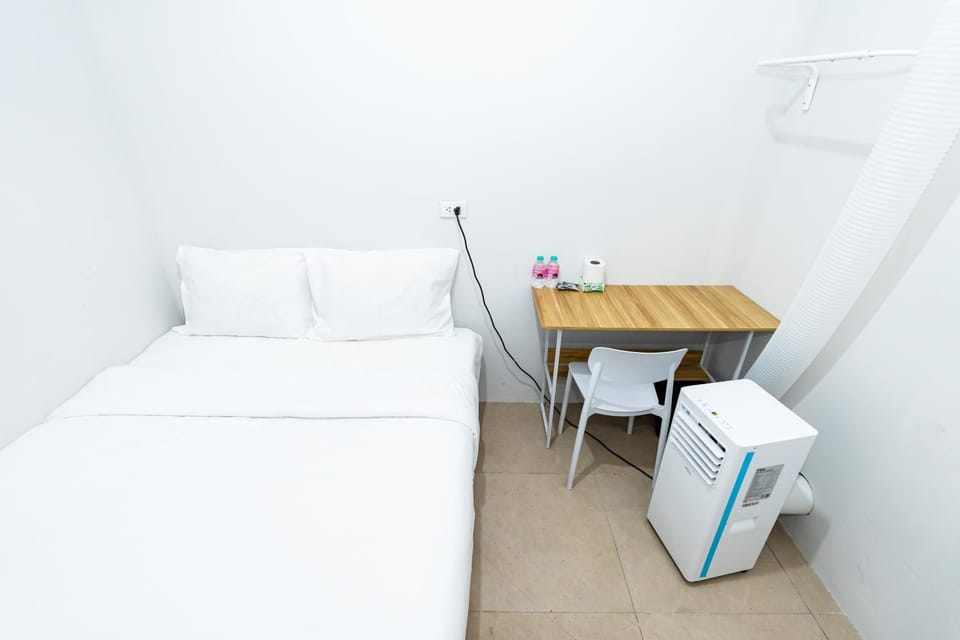 Bed, Photo of the whole room, Dining area, Bedroom