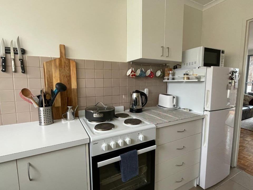 Coffee/tea facilities, Kitchen or kitchenette, oven, stove, toaster