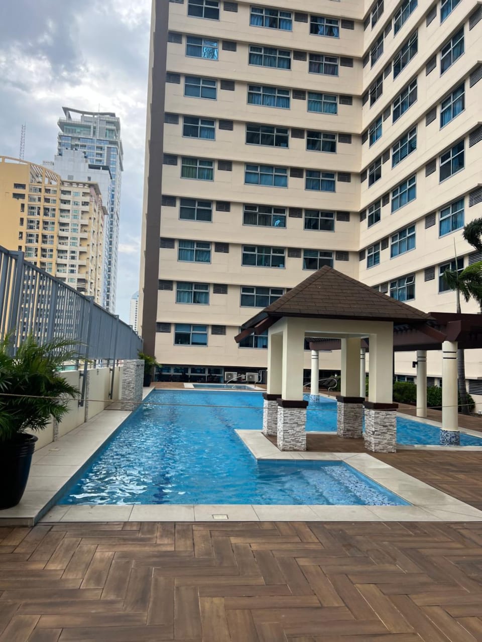 Robinson's Place Residences, Apartment hotel in Manila City
