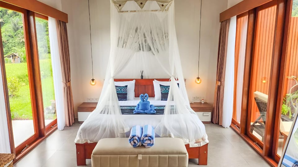 Bed, Photo of the whole room, Seating area, Bedroom, towels