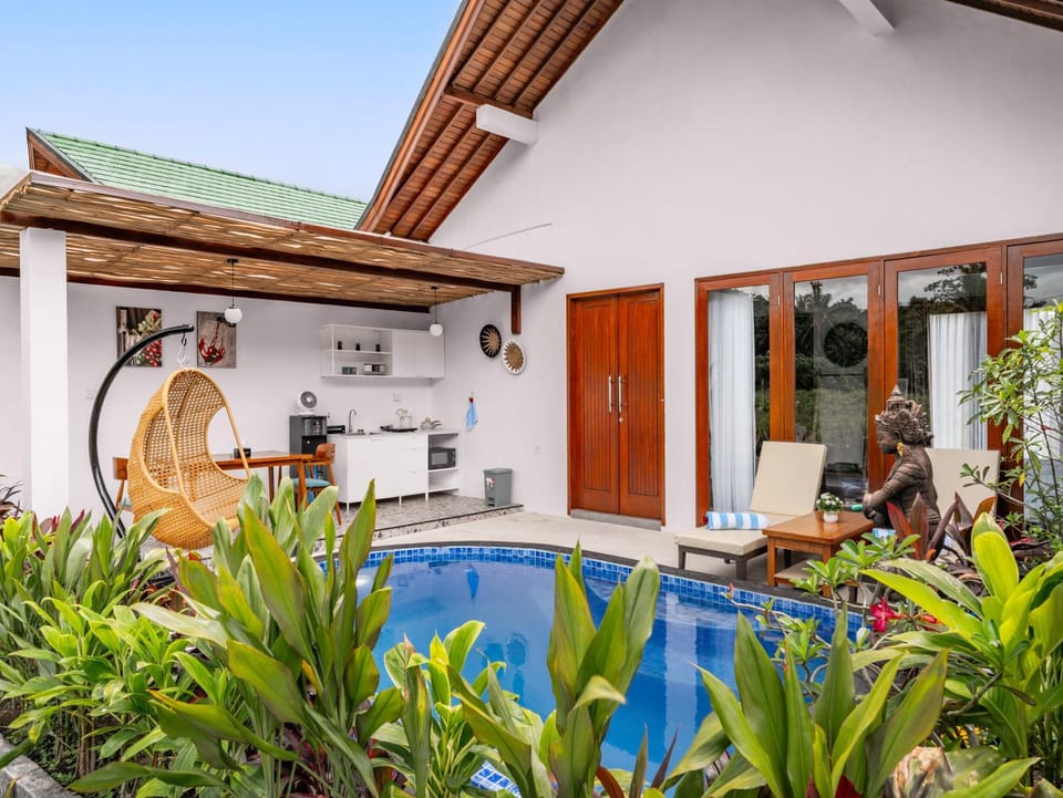 Property building, Patio, Day, Natural landscape, Garden, Garden view, Pool view, Swimming pool, minibar, sunbed