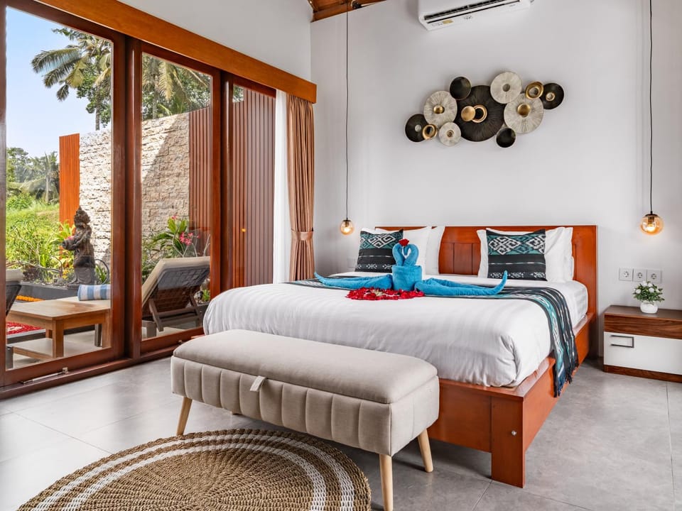 Bed, TV and multimedia, Living room, Photo of the whole room, Seating area, Bedroom, towels, air conditioner