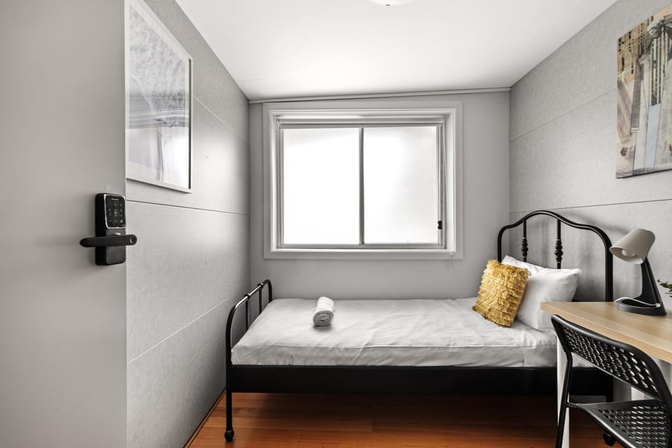 Light & Simple Single Room - Peakhurst Area - Shared Bathroom Bed and Breakfast in Sydney