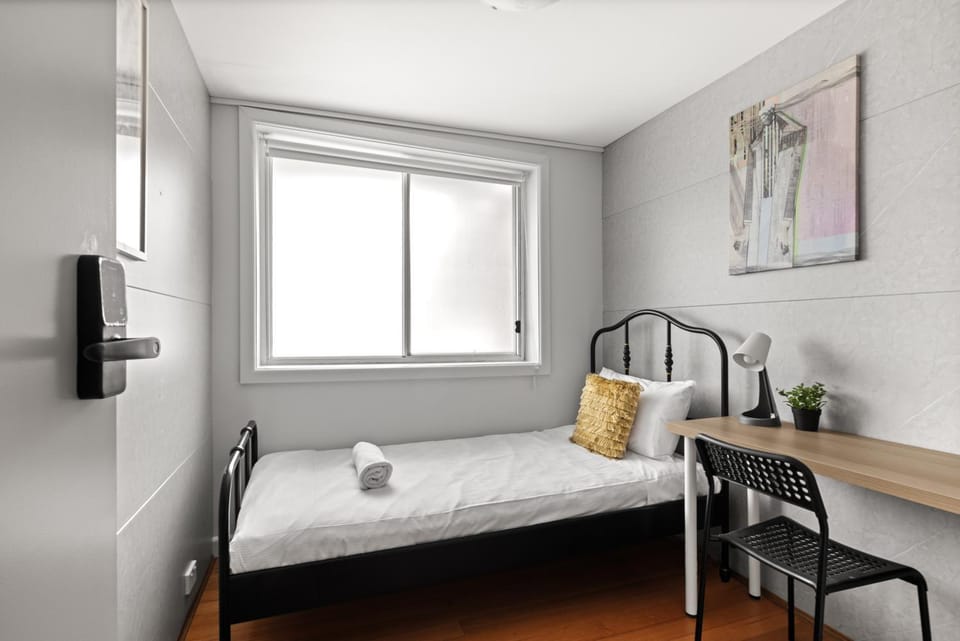 Light & Simple Single Room - Peakhurst Area - Shared Bathroom Bed and Breakfast in Sydney