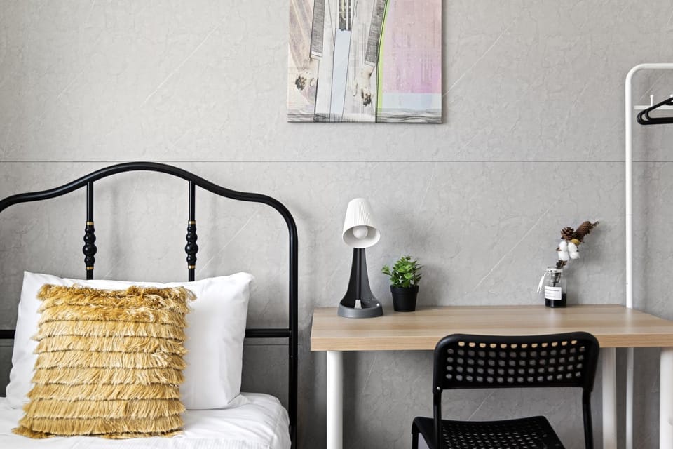 Light & Simple Single Room - Peakhurst Area - Shared Bathroom Bed and Breakfast in Sydney