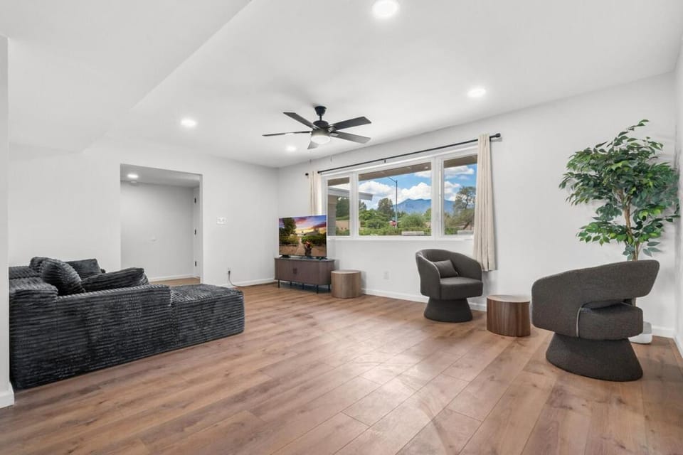 Modern 5BR Retreat l Cozy l Spacious Work-Friendly House in Sierra Vista