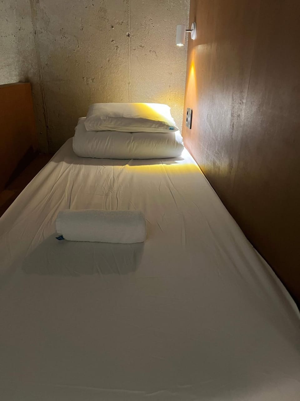 Bed, towels