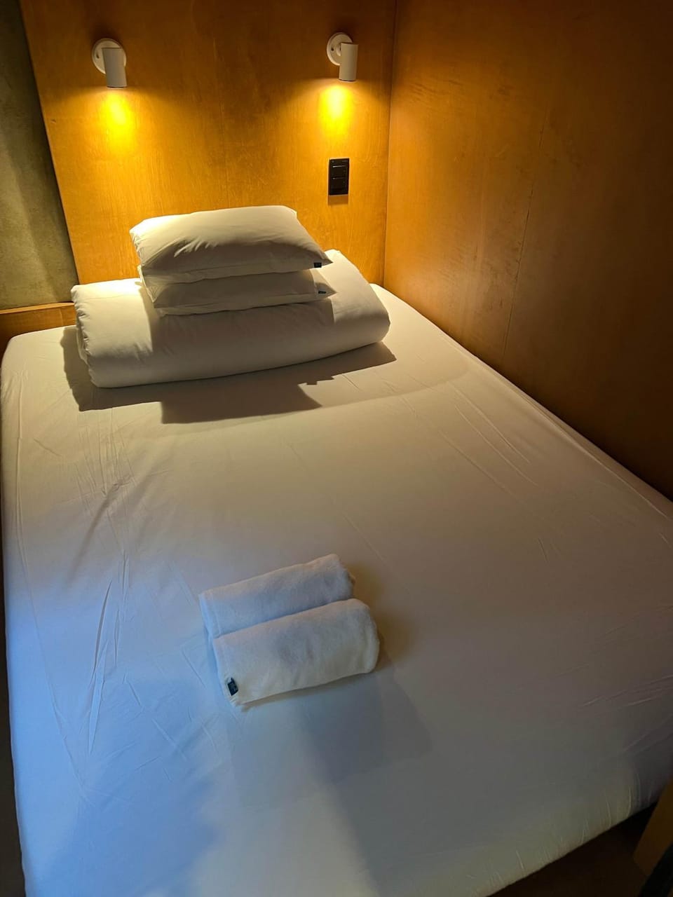 Bed, towels