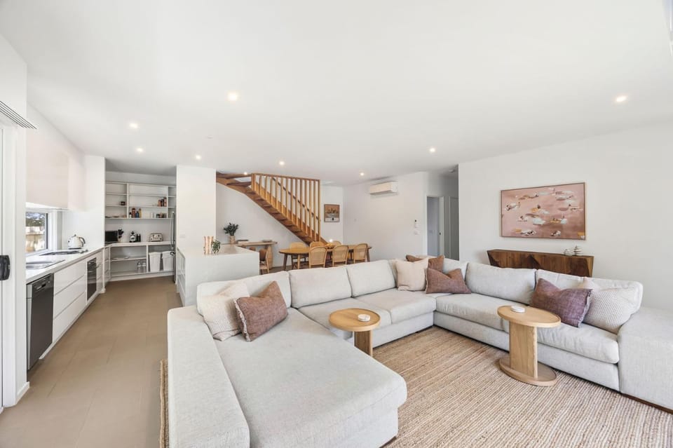 Coastal Luxury in the heart of Torquay 300m to beach House in Torquay