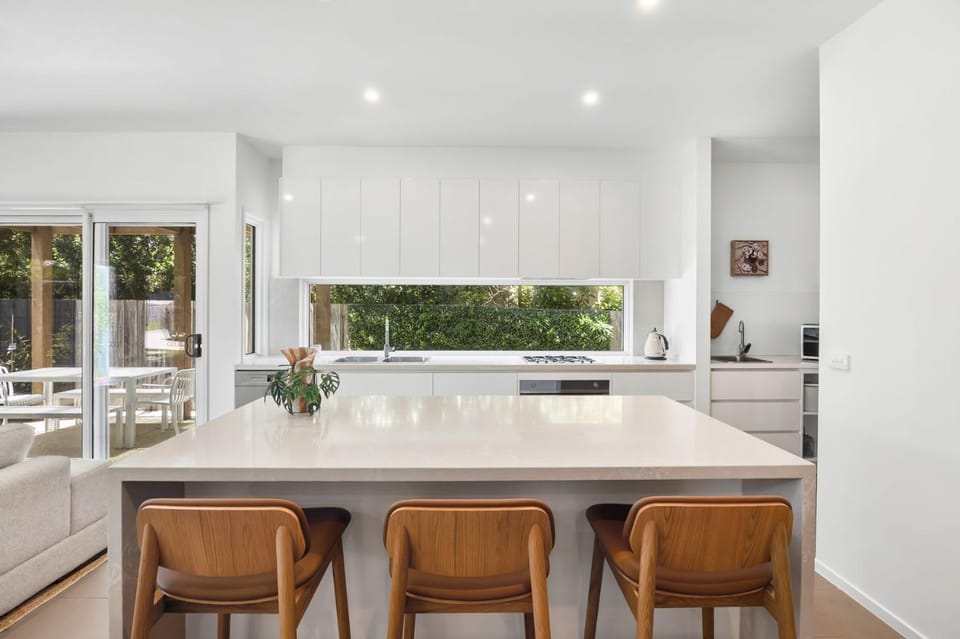 Coastal Luxury in the heart of Torquay 300m to beach House in Torquay