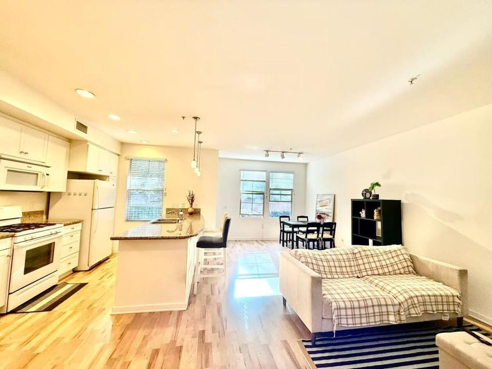 Lovely 1BR Apartment Near Woodbury Town Center Apartment in Tustin