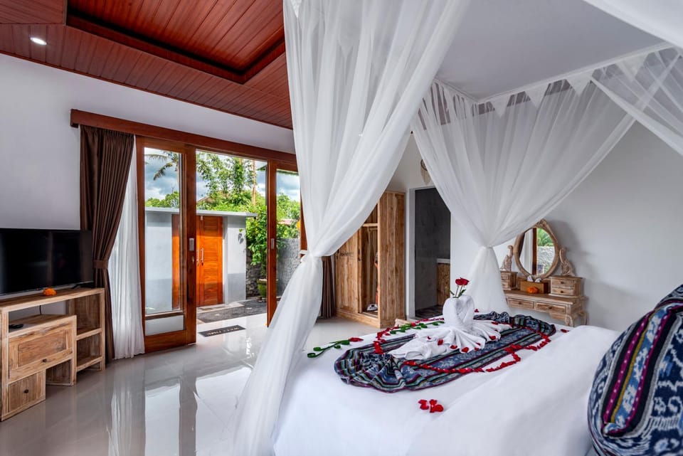 Bed, TV and multimedia, Photo of the whole room, Bedroom, towels
