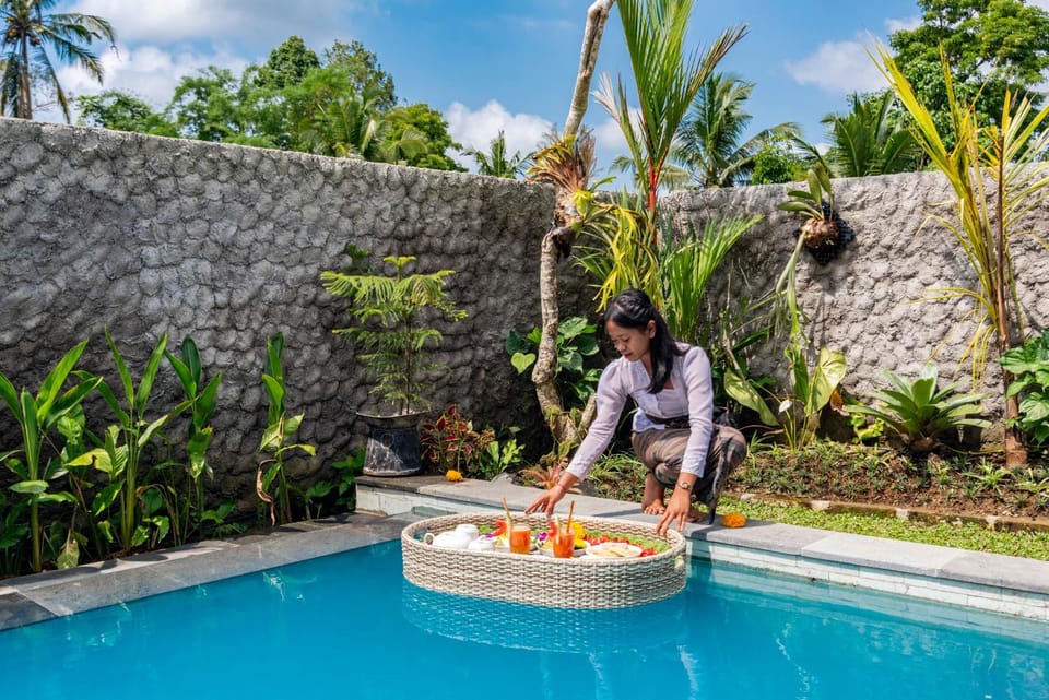 People, Food and drinks, Pool view, Swimming pool