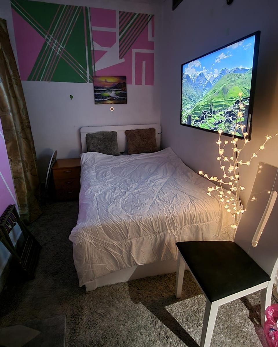 Bed, TV and multimedia, Photo of the whole room, Bedroom