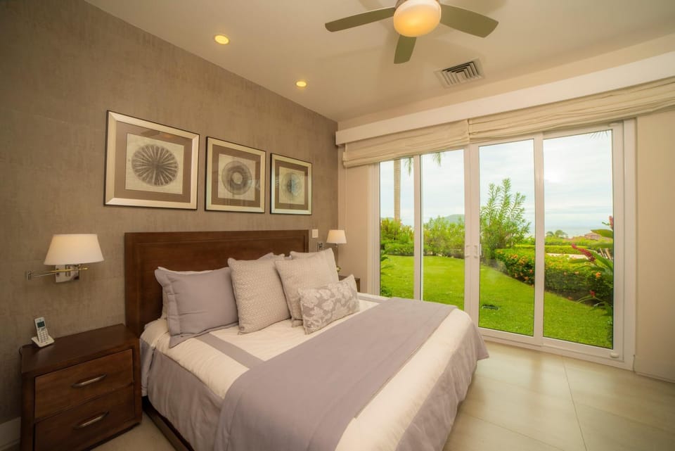 Miramar 4E - 3 bdr 3 bath Ocean View House in Herradura