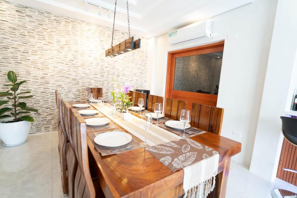 Palm Tree Lodge House in Nasugbu