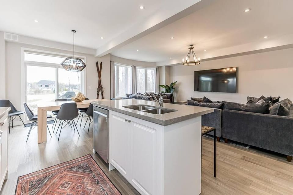 Modern Luxury Townhome Walk to Blue Shuttle House in Grey Highlands
