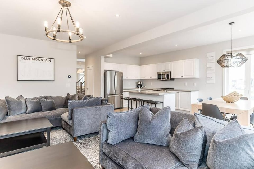 Modern Luxury Townhome Walk to Blue Shuttle House in Grey Highlands