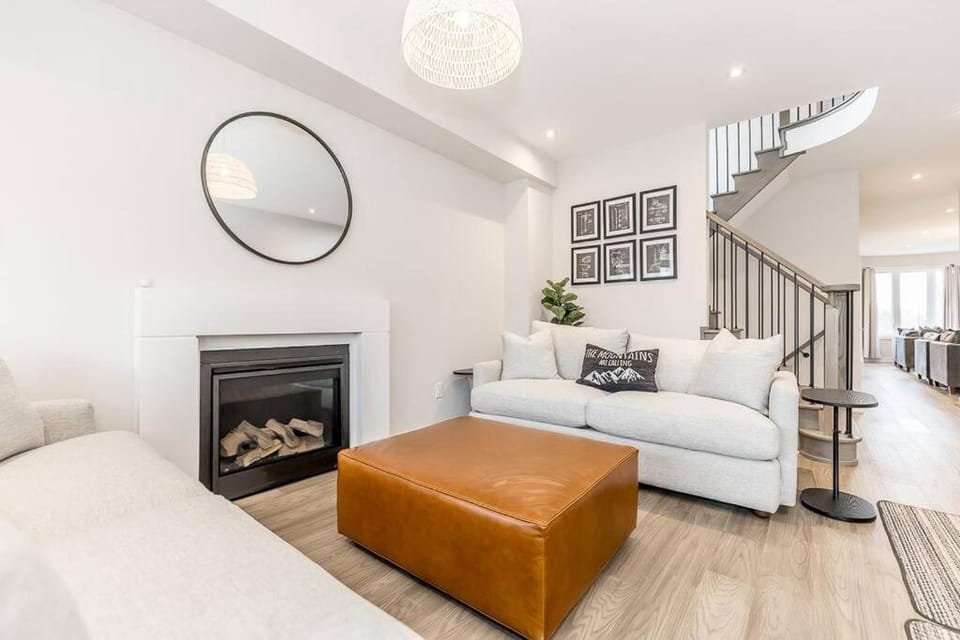 Modern Luxury Townhome Walk to Blue Shuttle House in Grey Highlands