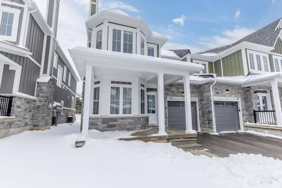 Indigo Peaks Steps to Village Shuttle Access House in Grey Highlands
