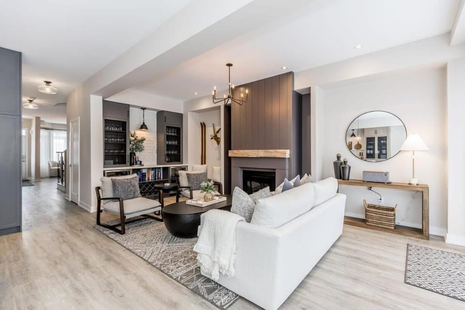 Indigo Peaks Steps to Village Shuttle Access House in Grey Highlands