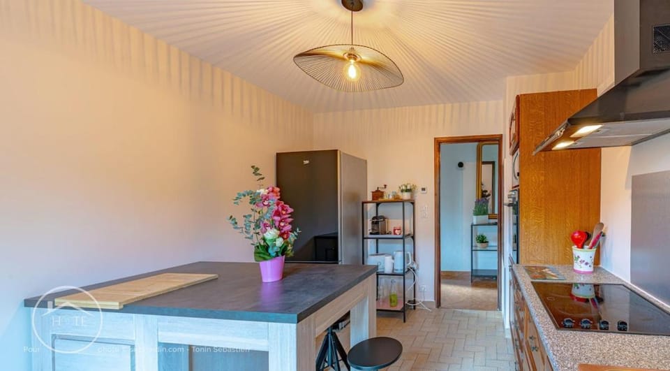 Kitchen or kitchenette, Dining area, oven, stove