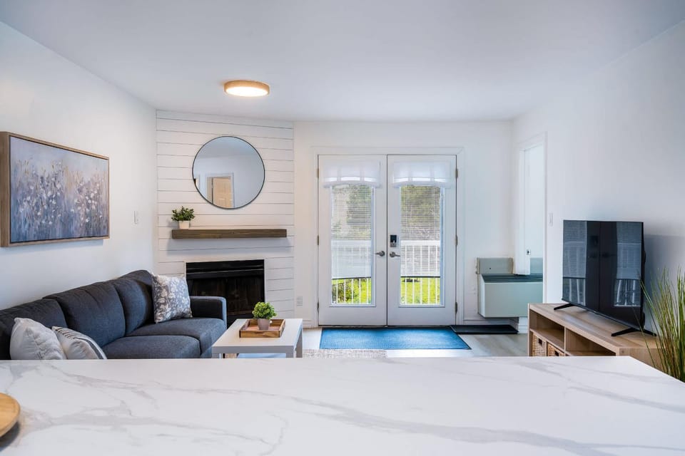 Cranberry Apres Nest Bright Reno Near Blue Mtn House in Collingwood