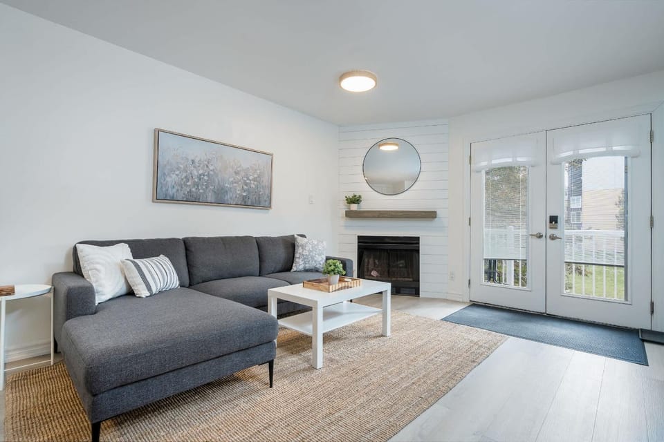 Cranberry Apres Nest Bright Reno Near Blue Mtn House in Collingwood