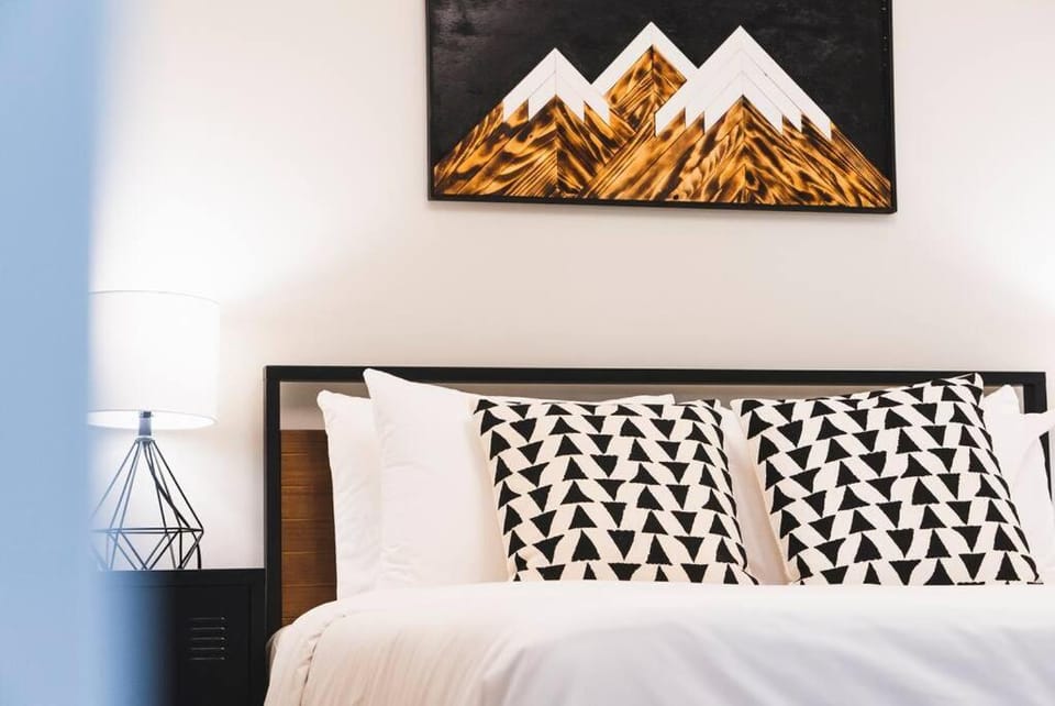 The Fox Den - Modern Condo Collingwood - Sleeps 5 House in Collingwood