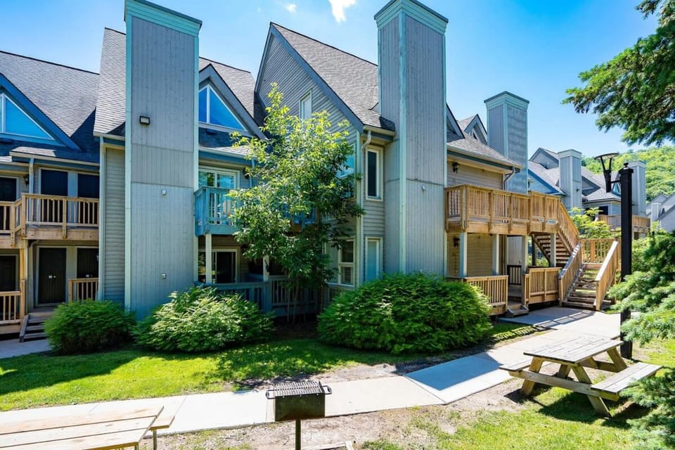 Sweet Retreat Ski-In Ski-Out - Pool & Hot Tub House in Grey Highlands