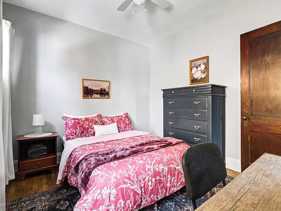 Modern & Cozy 2BR Retreat Near West Blvd House in Cleveland Heights