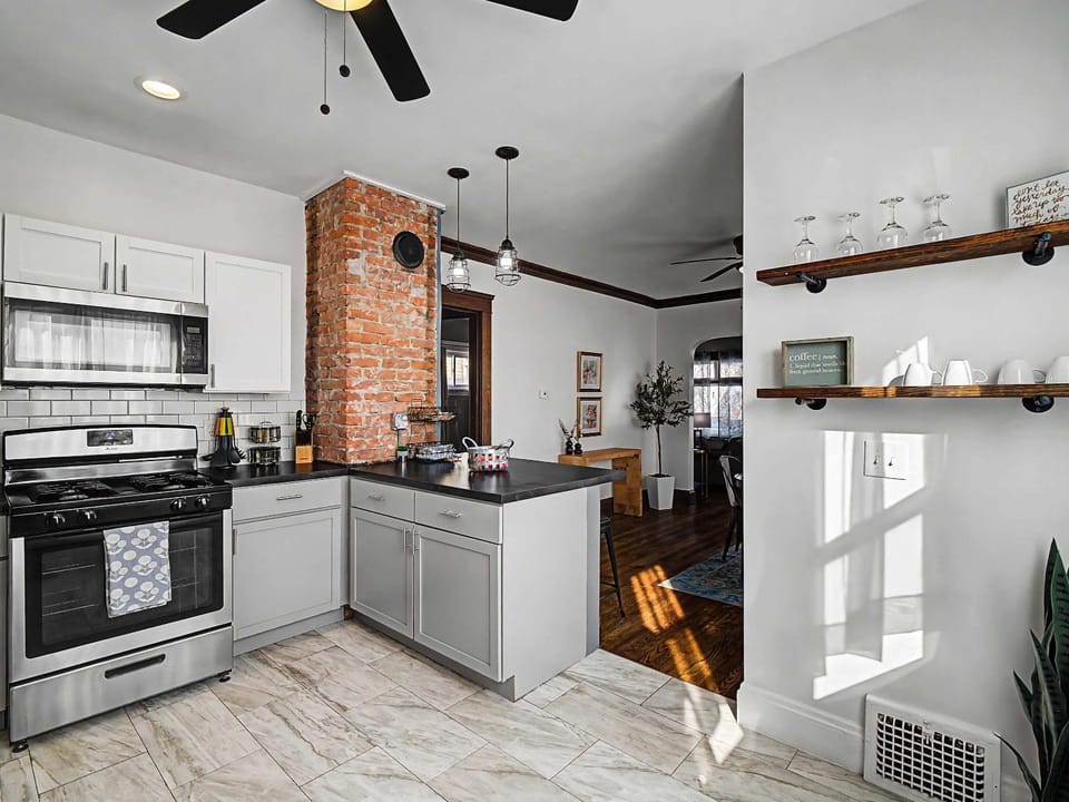 Modern & Cozy 2BR Retreat Near West Blvd House in Cleveland Heights