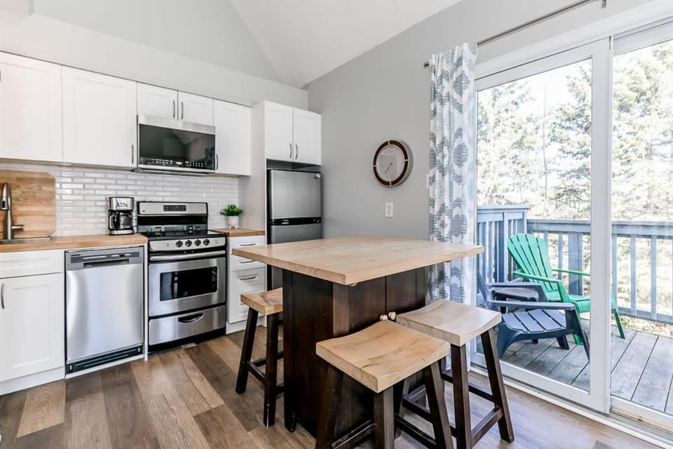 Wanderer Way Loft Ski-In Ski-Out - Pool & Hot Tub Apartment in Grey Highlands