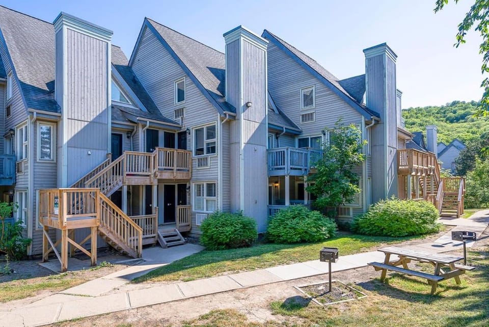 Wanderer Way Loft Ski-In Ski-Out - Pool & Hot Tub Apartment in Grey Highlands