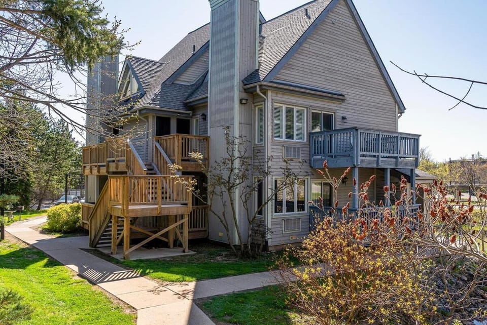 Stay A While Ski-In-Out Hot Tub & Shuttle Apartment in Grey Highlands