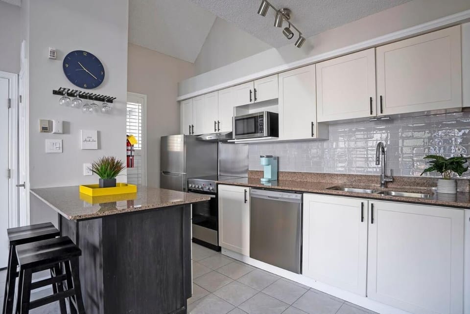 Stay A While Ski-In-Out Hot Tub & Shuttle Apartment in Grey Highlands