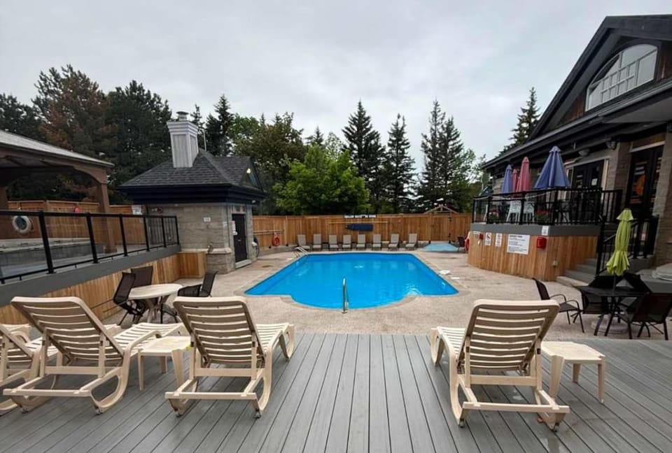 Heavenly Hideaway Ski-In-Out Pool Shuttle House in Grey Highlands