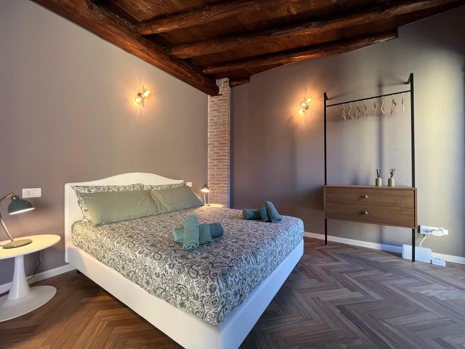 Bed, towels