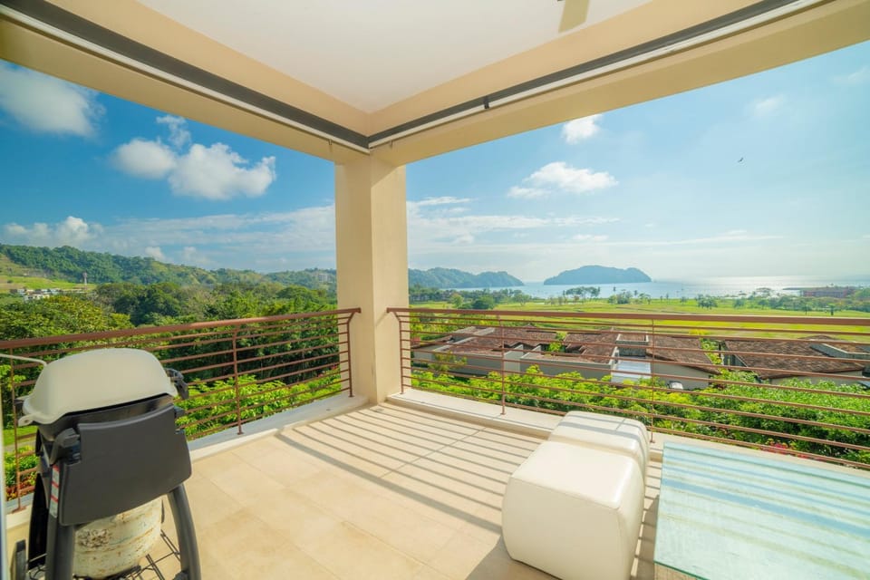 Miramar 5D -3 bedr 3 bath Ocean View House in Herradura