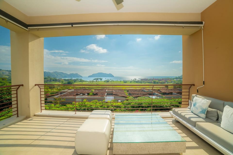 Miramar 5D -3 bedr 3 bath Ocean View House in Herradura