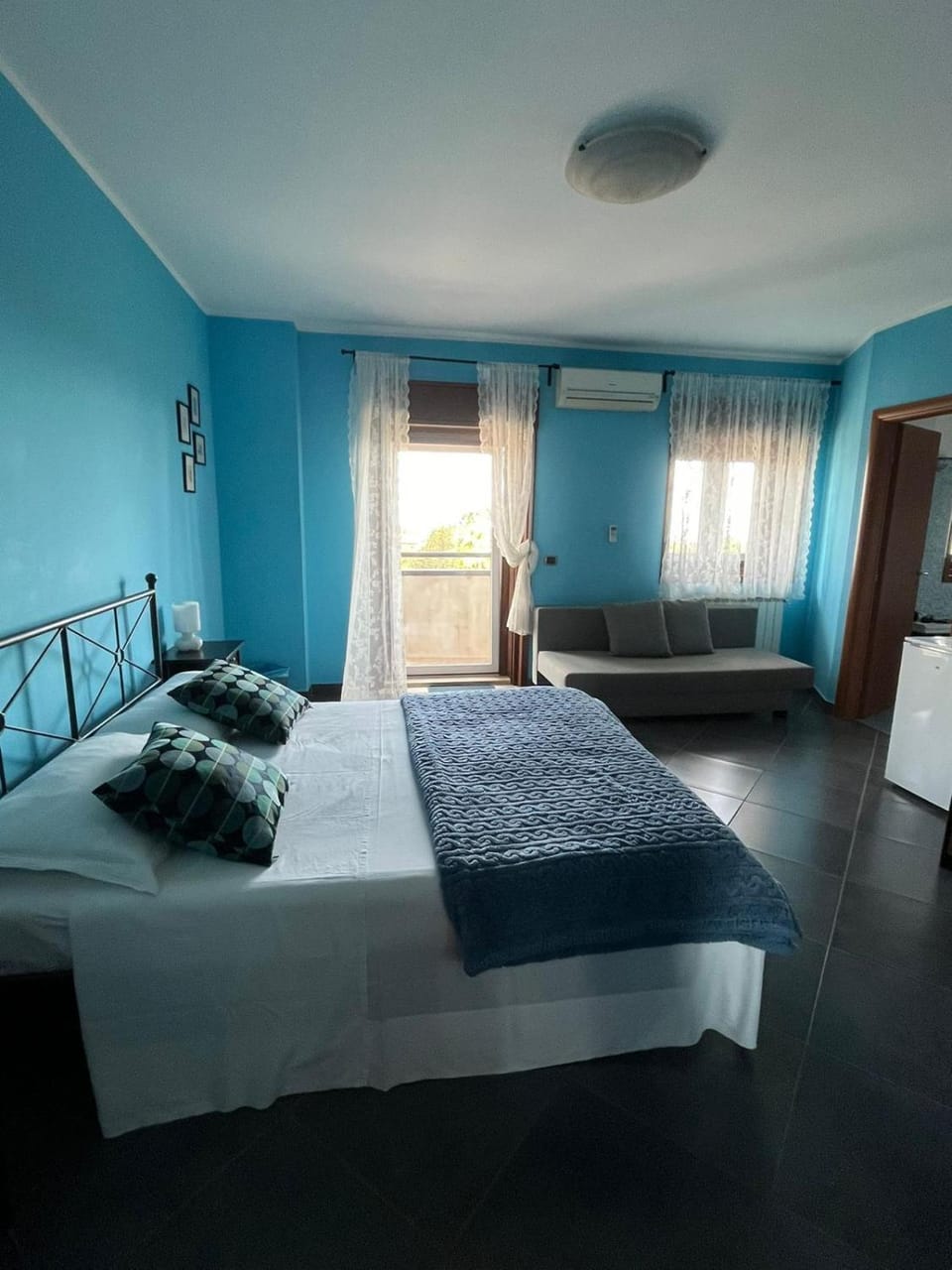 Photo of the whole room, Bedroom, wardrobe