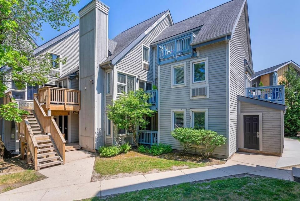 Arrowhead Retreat Ski-In-Out Pool Shuttle Apartment in Grey Highlands