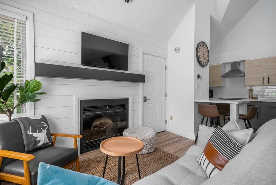 Arrowhead Retreat Ski-In-Out Pool Shuttle Apartment in Grey Highlands