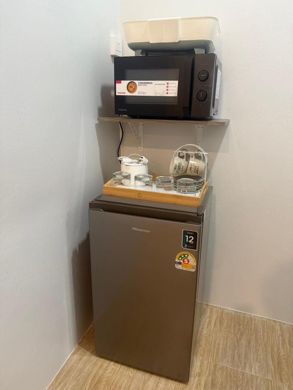 Kitchen or kitchenette, minibar